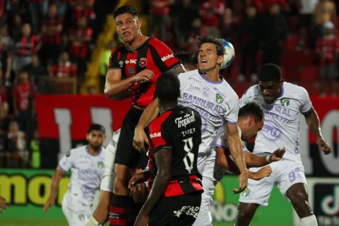Alajuelense y Comunicaciones se han puesto de acuerdo. (Foto: La Nación)