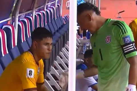 Keylor Navas consoló al portero de Nicaragua. (Foto: TD)