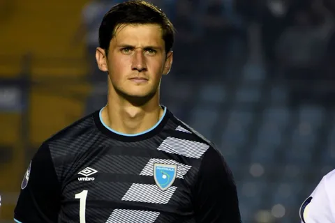 Guantes de acero, corazón de oro: Hagen conquistó a todos con su gesto en Guatemala vs. Costa Rica