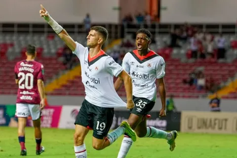 Golpe de Alajuelense a Saprissa antes del clásico.