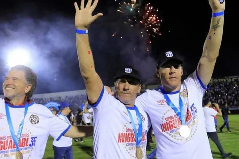 Pedro Troglio celebró el título de Olimpia entre lágrimas