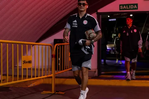 Carlos Barahona, con Costa Rica.