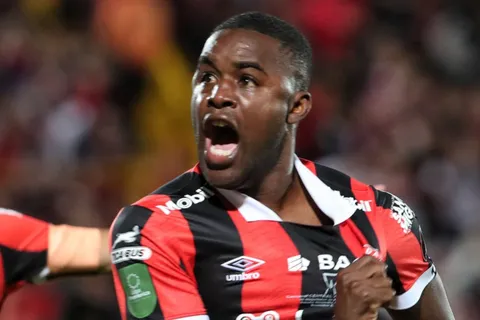 Joel Campbell lanzó una fuerte indirecta.