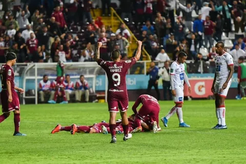 Saprissa ganó de manera agónica y es líder del Clausura