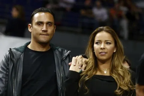 Keylor recargó energías con el amor y posa en el Madrid con una sonrisa