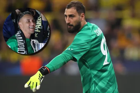 Donnarumma recibe un duro revés de un colega. (Foto: Getty Images)