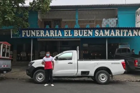 Futbolista de la liga salvadoreña trabaja en una funeraria para sobrevivir