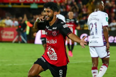 Johan Venegas se despide de Alajuelense con un mensaje que expone a Guimaraes