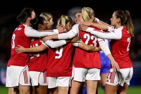 Polémica en la Champions Femenina: validaron gol de Beth Mead con una bengala en el césped y Bayern protestó
