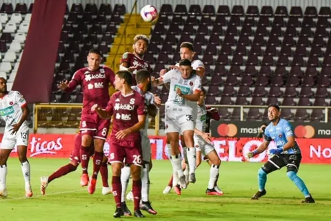 Alajuelense se llevó el clásico ante Saprissa en un partido lleno de emociones