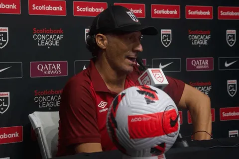 Pedro Troglio elogió la serie entre Olimpia y Municipal: "Me recordó noches de Copa Libertadores"