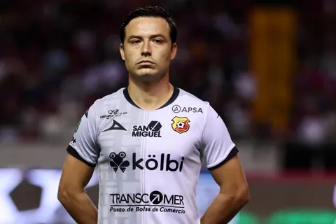 Cubo Torres recibe un feo gesto de Herediano.