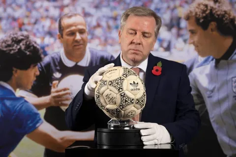 El balón de la Mano de Dios se vendió por millones, pero quedó lejos de lo esperado