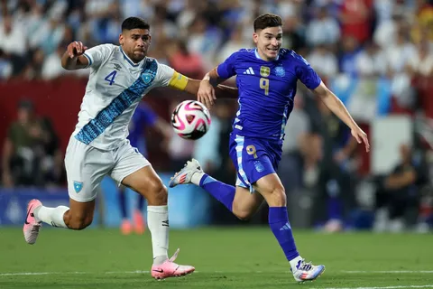 José Carlos Pinto juega con Guatemala ante Argentina.