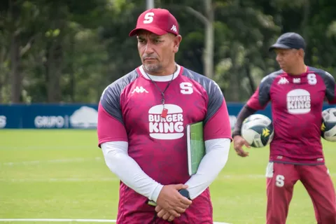 “José Giacone lo sabe”: todavía no debutó y Juan Carlos Rojas ya condiciona al nuevo técnico de Saprissa