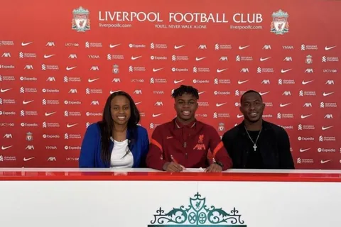 Hijo de Maynor Figueroa renueva su contrato con el Liverpool