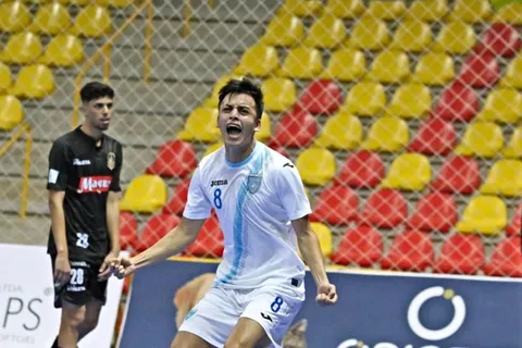 Román Alvarado de la Selección de Futsal de Guatemala se convirtió en nuevo legionario
