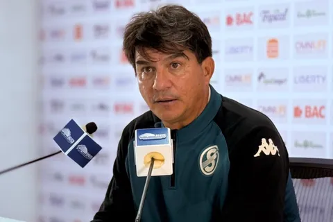 Vladimir Quesada da un golpe sobre la mesa. (Foto: La Nación)