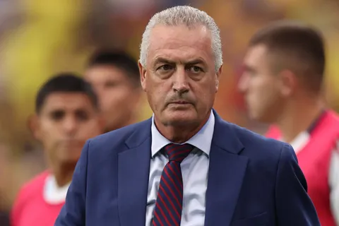 Gustavo Alfaro sufre la firmeza de la Federación de Costa Rica. (Foto: Getty Images)