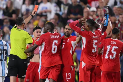 ¿Por qué expulsaron a Breel Embolo en Suiza vs. Argentina por los cuartos del Mundial 2026?