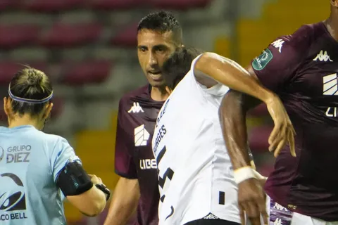 Mariano Torres explotó contra aficionados de Alajuelense.