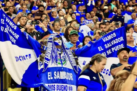 Los aficionados de El Salvador reciben la noticia que tanto esperaban para la Eliminatoria Mundialista