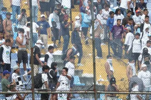 Durísima multa para Comunicaciones después de los incidentes en el clásico