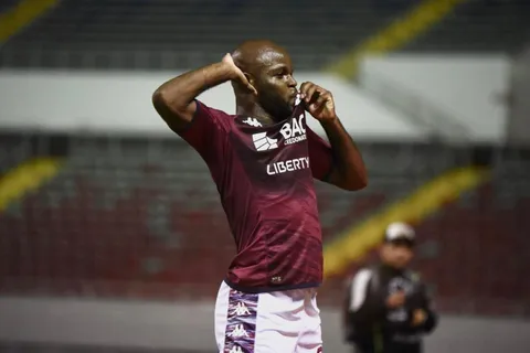 Pone la firma: Javon East recibe la propuesta que esperaba tras ser echado de Saprissa