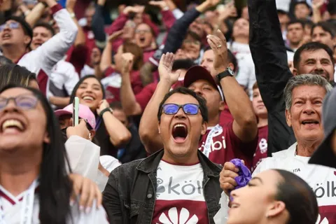La afición de Saprissa grita el gol.