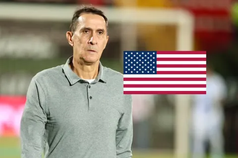 Alexandre Guimaraes y la bandera de Estados Unidos.