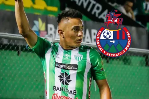 Expuesto ante las cámaras: los gestos provocadores de Óscar Santis contra la afición de Municipal tras la derrota de Antigua