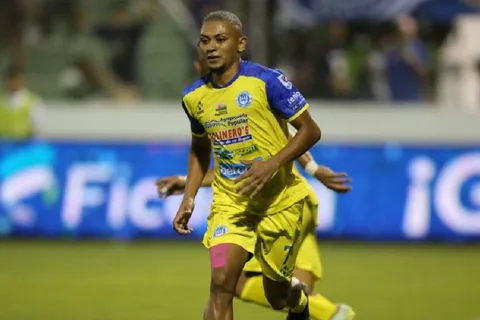 Vienen desde Grecia para llevarse a Alexy Vega