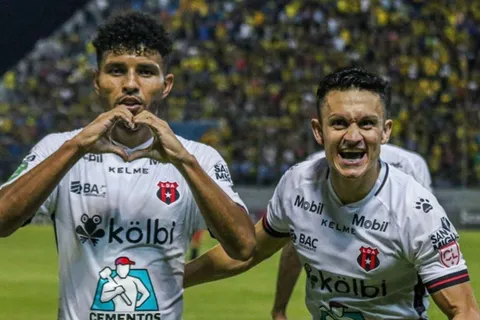A punta de goles, Johan Venegas silenció las críticas en su contra