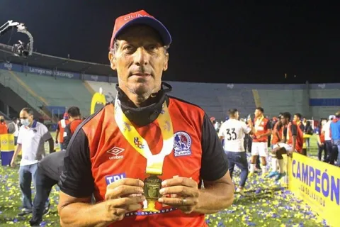 Pedro Troglio es tricampeón con Olimpia y lo piden para la Selección de Honduras