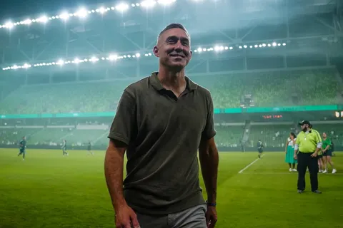 Davy Arnaud celebra un triunfo de Austin FC en la MLS.