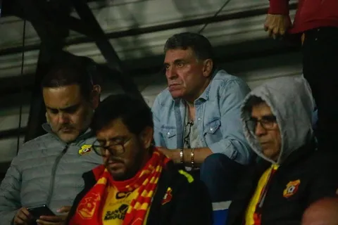 ¿Solo asiste a los partidos de Herediano? La crítica sobre Luis Fernando Suárez
