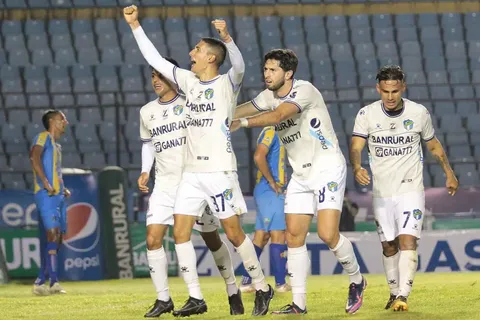 Comunicaciones anuncia la salida de uno de sus defensores
