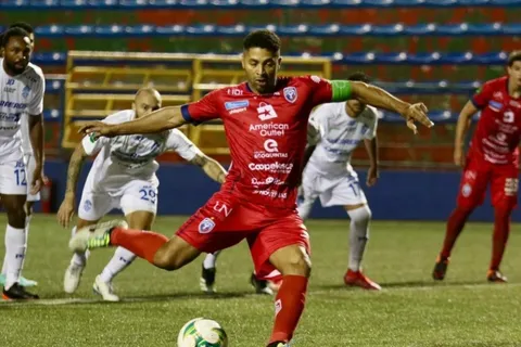 Álvaro Saborío firma otra página histórica el fútbol costarricense