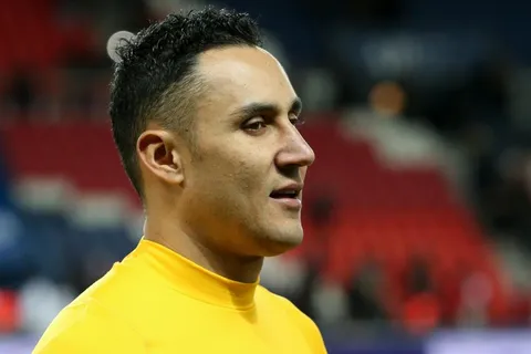 Keylor Navas calienta la previa del Lyon-PSG por Copa de Francia