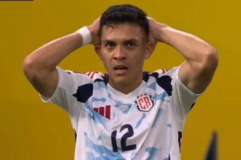 Alonso Martínez se mostró muy molesto. (Foto: Fox Sports)