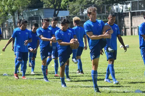 Legionario de El Salvador recibe revés por parte de su club luego de manifestar su deseo de estar en La Selecta