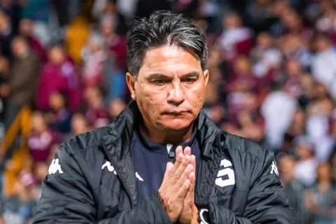 Vladimir Quesada recibe un duro revés. (Foto: Teletica)