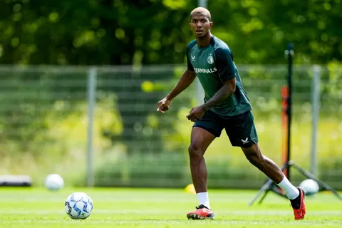 Debut y derrota: así fue el primer juego de Jeyland Mitchell en Feyenoord