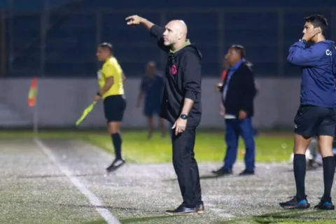 “Deben profesionalizarse”: Luis Marín no tiene filtro al decir lo que le falta a El Salvador para parecerse al futbol de Costa Rica