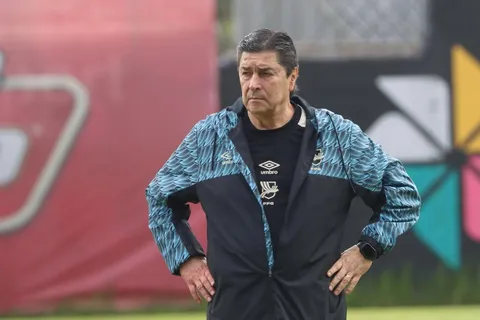 Luis Fernando Tena, DT de Guatemala.