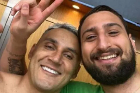 Keylor Navas y Gianluigi Donnarumma celebran el título del PSG