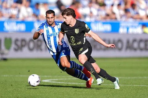 Julián Álvarez disputa el balón ante Alavés