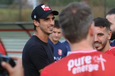 El emotivo encuentro de Bryan Ruiz con el FC Twente en el CAR Alajuelense [VIDEO]