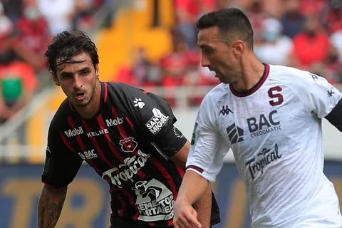 Fuerte comparación entre Mariano Torres y Bryan Ruiz. (Foto: La Nación)