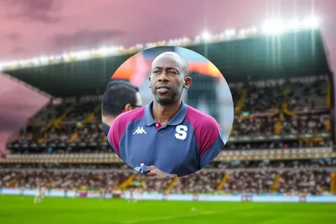 Paulo Wanchope como entrenador de Saprissa con la tribuna de La Cueva de fondo.